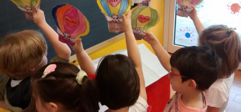 I BAMBINI FANNO VOLARE LE LORO MONGOLFIERE